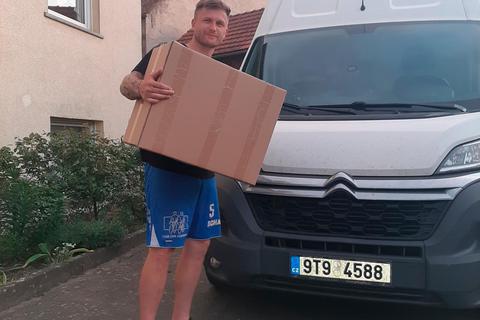 Die Möbel sind gepackt, der Sprinter beladen und der Tank gefüllt: Tomas Sklenak ist auf dem Weg Richtung tschechische Heimat. Foto: Straßheim 