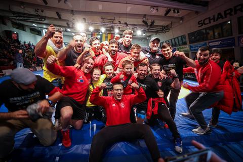 Ekstase pur: Die Ringer des ASV Mainz 88 feiern ihren vierten Meistertitel.