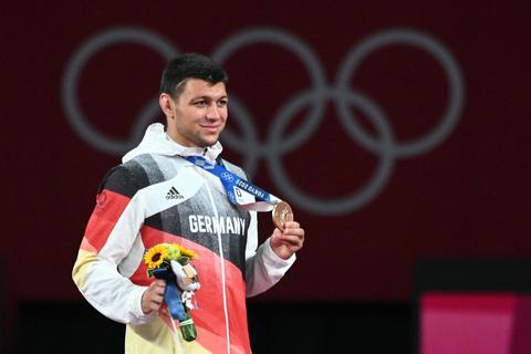 Bronze für Nackenheim: Alemannia-Ringer Denis Kudla bei der Siegerehrung bei den Olympischen Spielen in Tokio. Foto: dpa