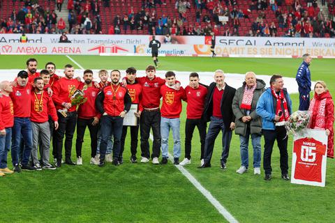 Die Ringer des ASV Mainz 88 präsentieren den von Kapitän Wladimir Remel getragenen DM-Pokal. 05-Aufsichtsratsmitglied Cäcilia Alsfasser, Bürgermeister Günter Beck und Landessportbund-Chef Wolfgang Bärnwick gratulieren dem ASV Vorsitzenden Baris Baglan (von rechts) und dem Team.