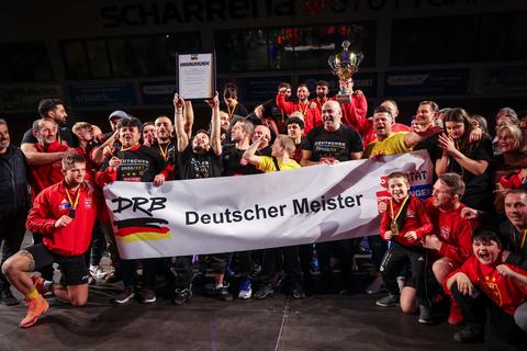 So sehen Sieger aus: Der ASV Mainz 88 feiert die Deutsche Mannschaftsmeisterschaft im Ringen.