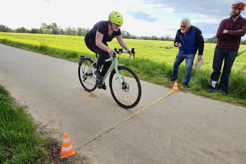 Bei bestem Wetter sausten insgesamt 25 Fahrradsprinter mit Vollspeed die 200 Meter auf dem befestigten Feldweg entlang. Fotos: Armin Barnbeck