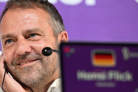 Rücktritt ist kein Thema für Bundestrainer Hansi Flick bei der Presskonferenz.