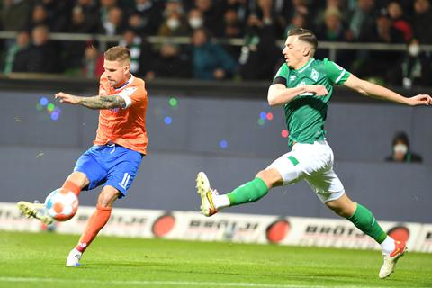Nicolai Rapp im Trikot des SV Werder Bremen im Spiel gegen seinen Ex-Kollegen Tobias Kempe vom SV Darmstadt 98. Künftig wird Rapp wohl für den 1. FC Kaiserslautern auflaufen.
