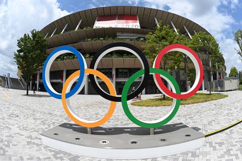 Die olympischen Ringe vor dem Olympiastadion in Tokio. Foto: dpa
