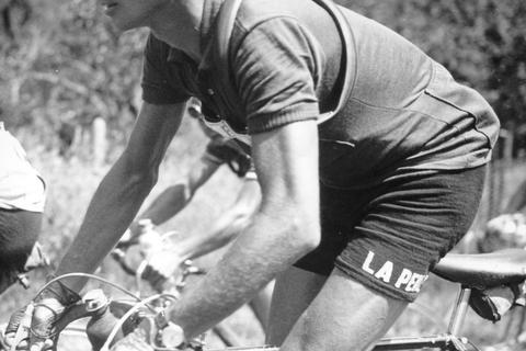 Die Beine nicht müde, die Haare gut frisiert: Hugo Koblet arbeitet elegant und erfolgreich auf seinem Rennrad.Archivfoto: dpa 