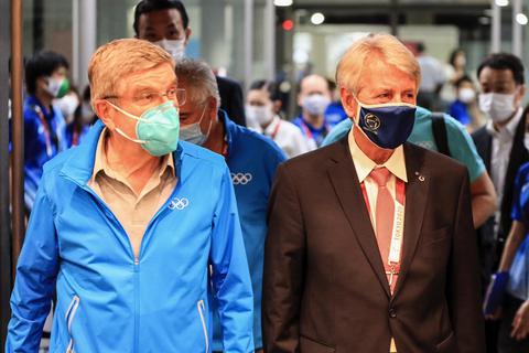 Fünfkampf-Weltpräsident Klaus Schormann (rechts) und IOC-Präsident Dr. Thomas Bach bei den Olympischen Spielen in Tokio.  Foto: UIPM